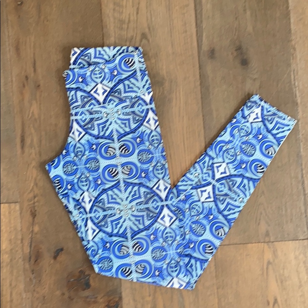 🦋 Radiant Blue & White Tile Pattern Leggings  * YOGA